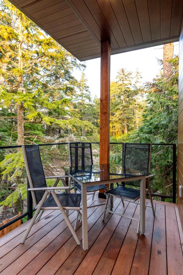 Storm Cove Suites Юклулет Экстерьер фото